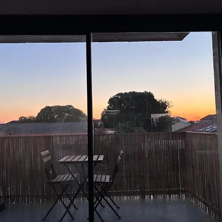 בית אירוח Avec Salle De Bain, Cuisine, Balcon, Clim Et Parking Prive ,bordeaux Centre Nansouty *